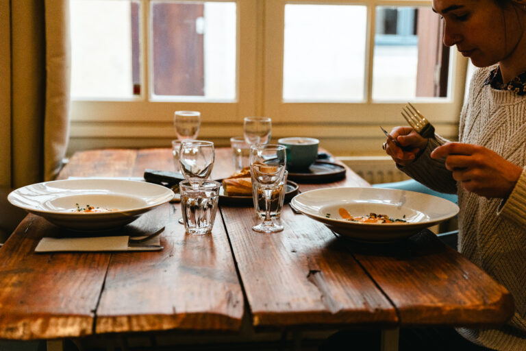 Cuisine faite maison composée de produits locaux et éthique. Découvrez la cuisine du chef Ferdinand CAUDRELIER au restaurant ASSAFRE (24 rue Eugène Süe, 37000 TOURS). Épicerie fine de charcuterie ibérique.