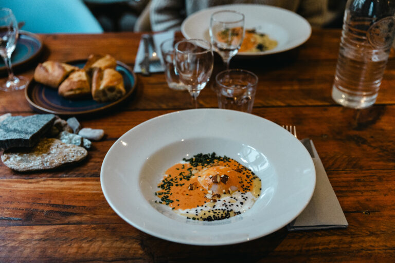 Savourez la cuisine faite maison du chef Ferdinand CAUDRELIER au restaurant ASSAFRE (24 rue Eugène Süe, 37000 TOURS). Oeuf parfait en entrée.