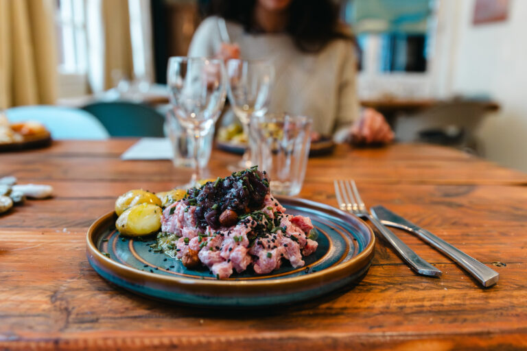 Tartare de boeuf CHAROLAIS coupé au couteau et accompagné de pomme de terre Rate rissolées dans un beure aillé. Oignons confits au vin rouge Saint Nicolas de Bourgueil. Savourez la cuisine faite maison du chef Ferdinand CAUDRELIER au restaurant ASSAFRE (24 rue Eugène Süe, 37000 TOURS).