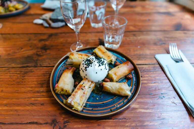 Croustillant de pomme de terre et sa Burrata accompagnée d'un pesto à l'amande. Savourez la cuisine faite maison du chef Ferdinand CAUDRELIER au restaurant ASSAFRE (24 rue Eugène Süe, 37000 TOURS)