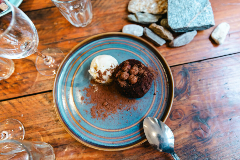 Mi-cuit au chocolat, noisette torréfiée et boule de glace à la vanille bourbon. Savourez la cuisine faite maison du chef Ferdinand CAUDRELIER au restaurant ASSAFRE (24 rue Eugène Süe, 37000 TOURS).